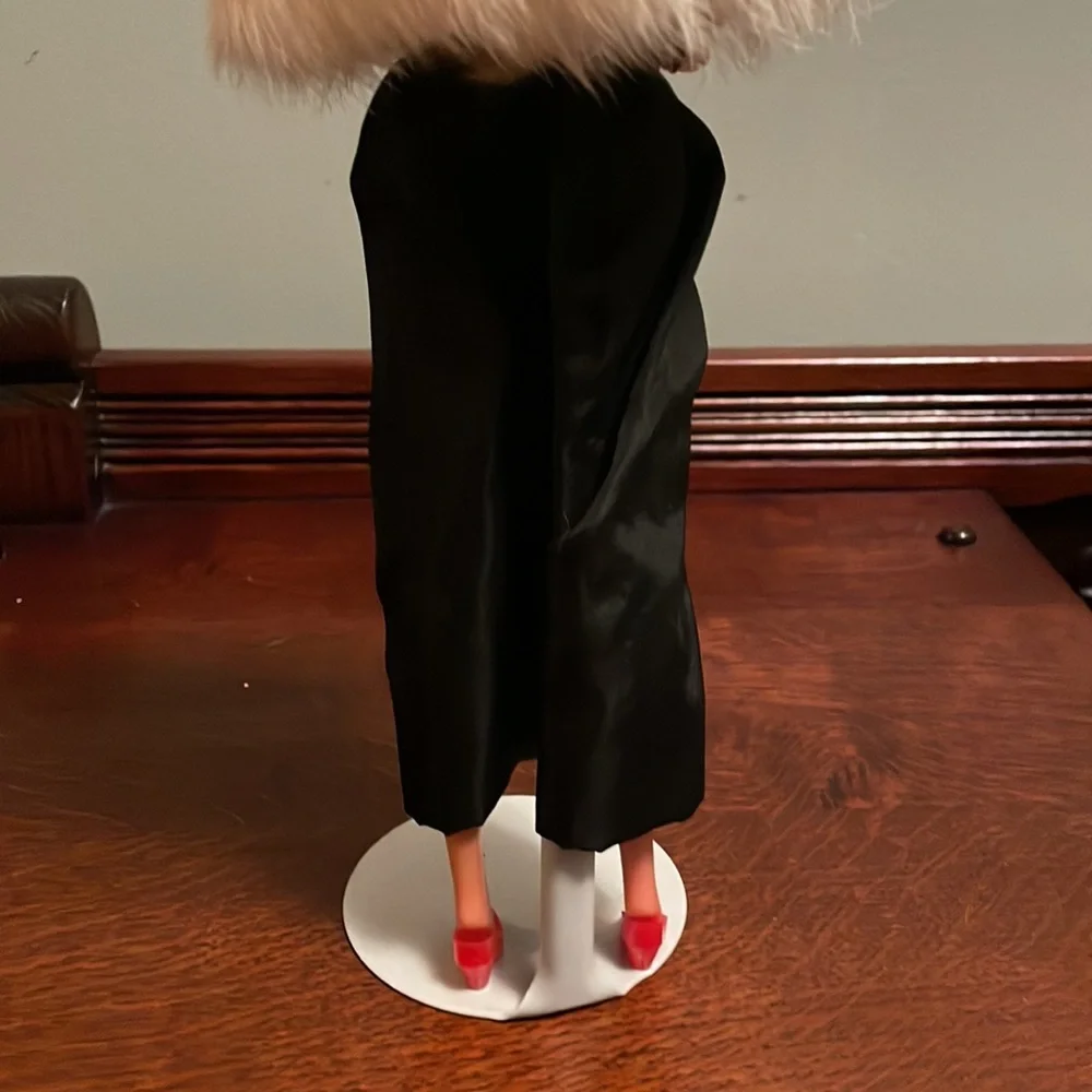 1980s Barbie wearing handmade outfit with real fur. - Picture 10 of 16